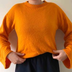 Fin, orange stickad tröja med vida ärmar från Ivy Revel 🧡 Sparsamt använd, säljer pga använder inte längre. Frakt ingår!