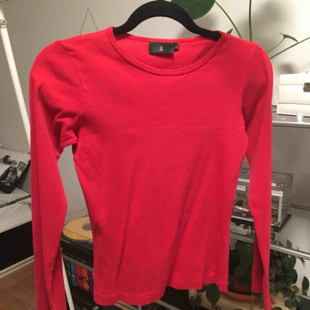 Röd långärmad tröja. Snyggt att ha under t-shirt. Från Åhléns. Priset är inkluderat frakt.. Tröjor & Koftor.