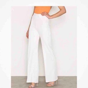  - Jätte sköna och fina byxor från Nelly trend! Rak i modellen och har ett brett resårband i midjan.