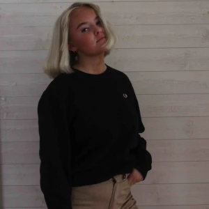  - En svart Sweater ifrån märket champion, med loggan på vänster sida. Köparen står för frakten utanför Falun och Borlänge, inom Falun och Borlänge kan vi mötas upp🥰