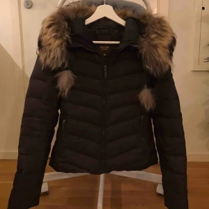  - Bark of Sweden vinterjacka! Varm och väldigt fin, obetydligt använd. Möts helst upp, kan skickas men då står köparen för frakt. Nypris 3500kr, mitt pris 1000kr