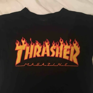  - thrasher t-shirt! använd måttligt. nypris 400:- . säljes eftersom den aldrig kommer till användning längre. möts upp i stockholm och tar emot swish (helst) & kontanter!
