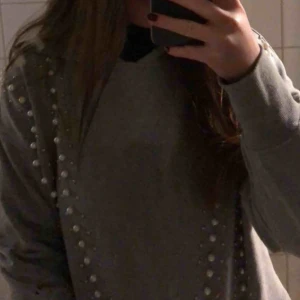  - en välanvänd hoodie från bershka som tyvärr inte passar/kommer till användning längre :(✨