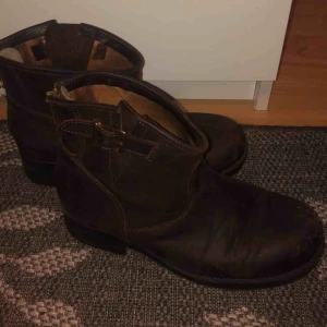  - bruna låga johnny bulls, använda men i bra skick, säljer pga använder ej och köparen står föreventuell frakt:)