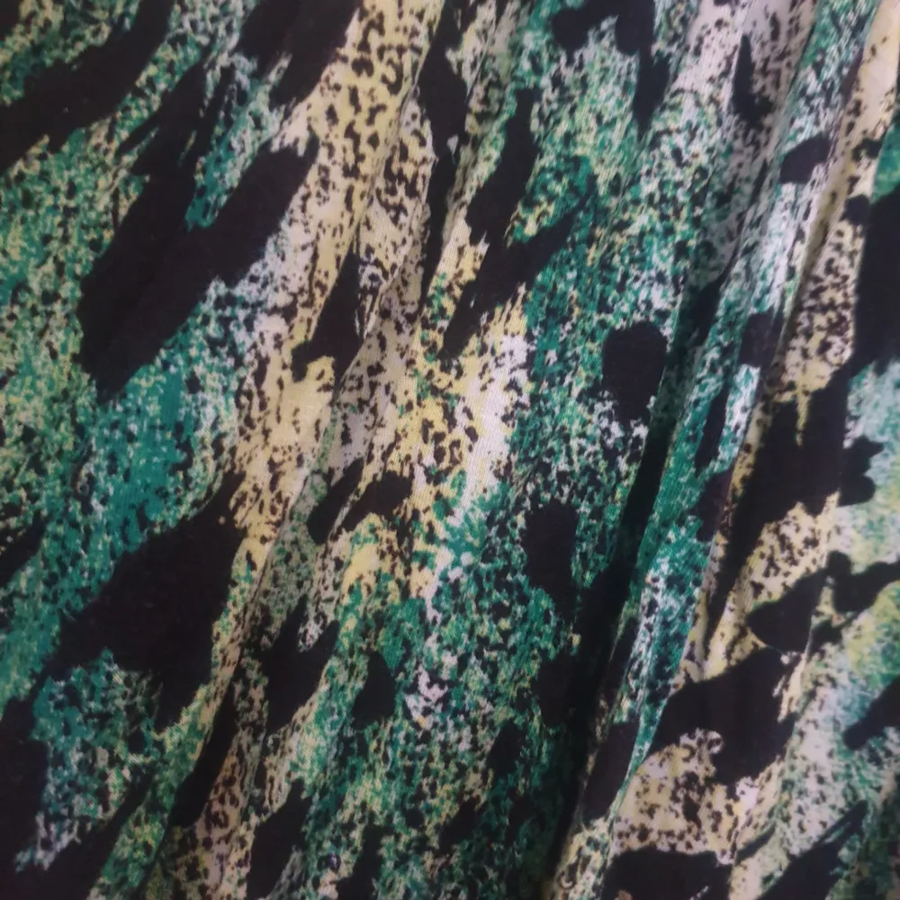 Linne från H&M Storlek: 38 Färg: leopard mönstrat i grönt,svart,gult,vitt. Knappt använd som ny! Köparen betalar frakten. Samfraktar gärna med mina andra kläder som jag säljer. Har swich. Toppar.