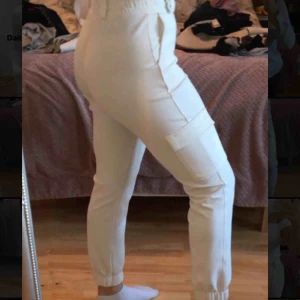  - Vita cargo byxor bik bok Använda 5 ggr  Passar både S och M för de är strechiga 