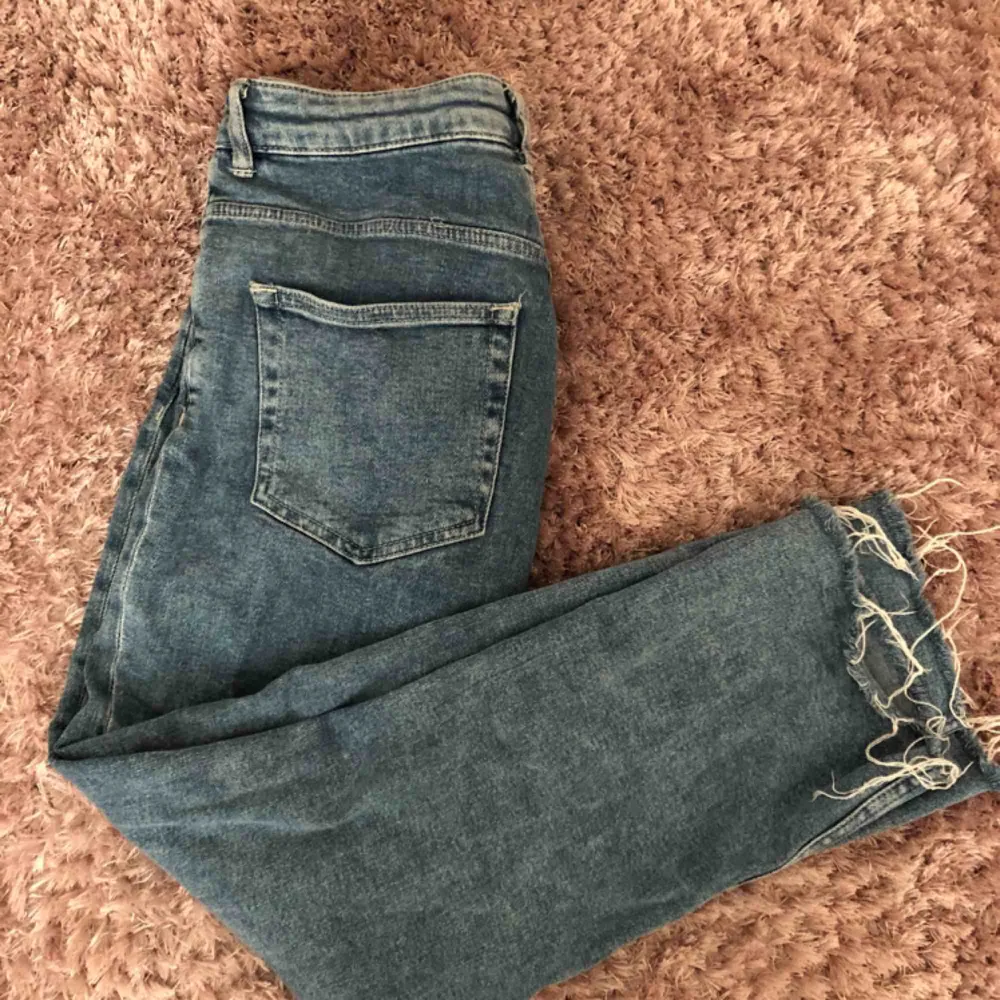 Snygga högmidjade och stretchiga ”momjeans” från h&m. Mellanblå i färgen och något kortare i benen.. Jeans & Byxor.
