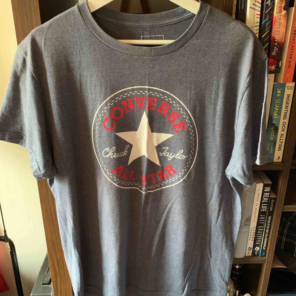 Marinblå t-shirt från Converse i storlek M. Säljs pga används inte längre. Kan mötas upp i Stockholm, annars står köpare för frakt. . T-shirts.