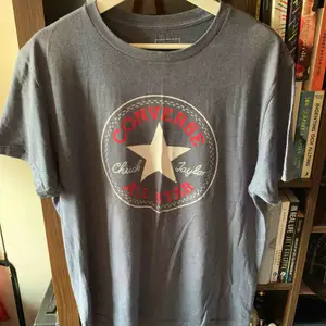 Marinblå t-shirt från Converse i storlek M. Säljs pga används inte längre. Kan mötas upp i Stockholm, annars står köpare för frakt. 