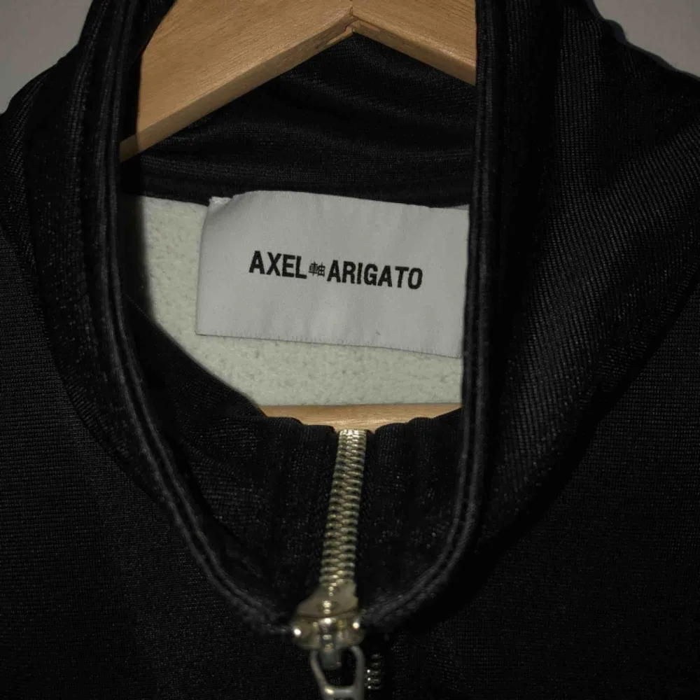 Schysst axel arigato tröja inköpt för 1300kr i vintras.  Skick 8/10. Tröjor & Koftor.