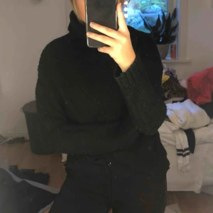  - svart stickad tröja med polo, inte stickig och skulle säga Xs-S
