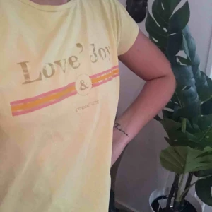  - Gul tröja från love'joy   Storlek står inte men skulle tro att det är S  Köpt för ca 500kr  Skik: Så gott som nytt