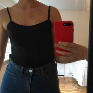  - Svart linne i lite lösare modell, köpare står för frakt!