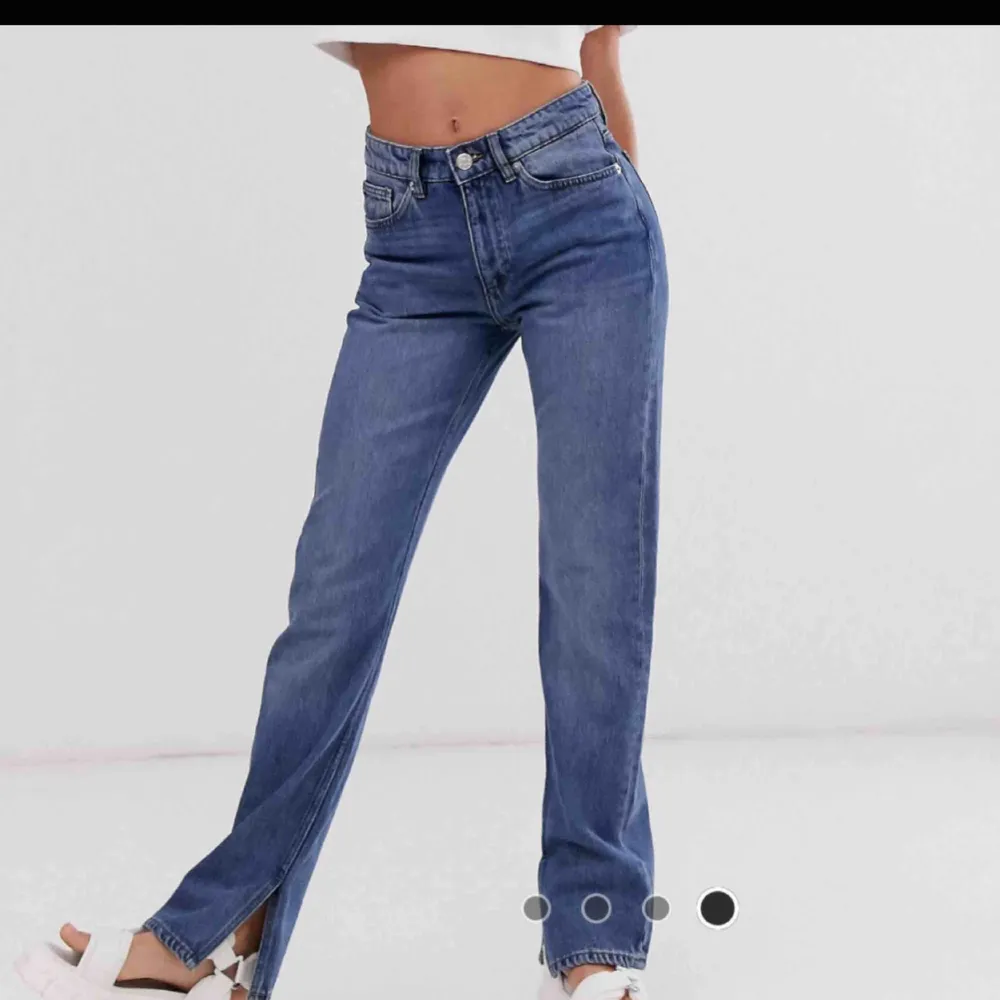 Oanvända byxor från Monki! Köparen står för frakt!. Jeans & Byxor.
