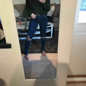  - Jeans från Tommy Hilfiger, super bra sick, sitter super bra. Hål på knäna och fransar längst ner 