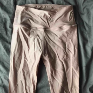  - Träningstajts från Nelly, helt nya och aldrig använt endast testad. Superfin färg😍 köparen står för frakten❤️