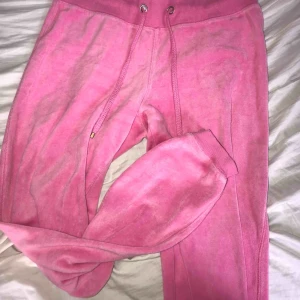  - Rosa mjukisbyxor från Cubus. Använt skick. Storleken är lite liten så passar en M eller liten L bra. Säljer för 55 + frakt. 