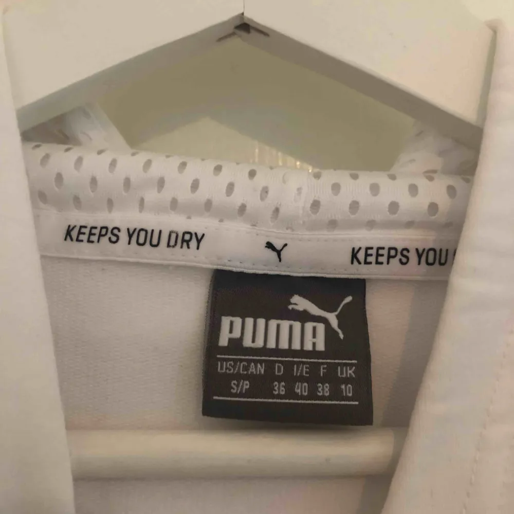 Vit hoodie från Puma, cropped i längden. Använd någon enstaka gång så i fint skick❣️. Hoodies.