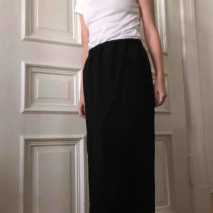  - Svart rak kjol från cos. Har en liten slits på ena sodan. Kan mötas upp i Gbg, annars tillkommer frakt✨