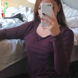  - sjukt fin lila plommonfärgad tröja. knappast använd!