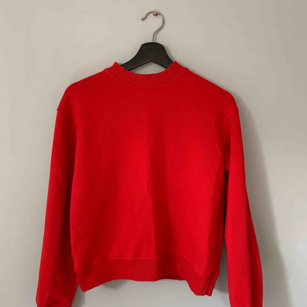 Röd sweatshirt från NA-KD. Bara använd 1 gång. Frakt tillkommer.. Tröjor & Koftor.