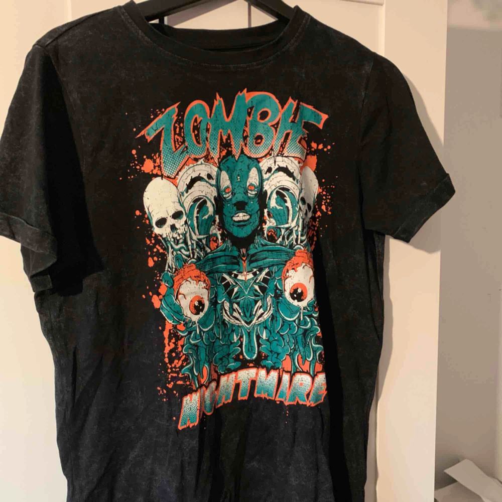 Zombie tröja köpt på carlings för 200kr, frakt ligger på 42. T-shirts.