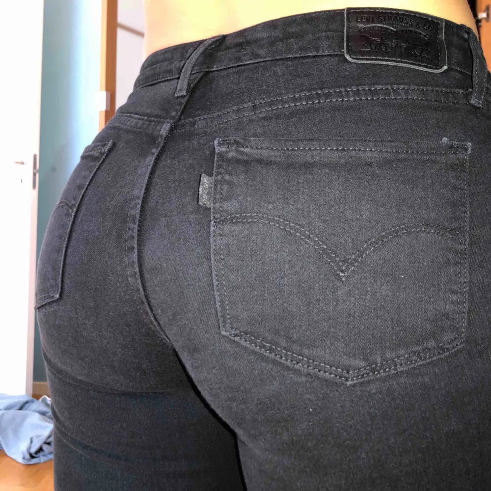 Levis bootcut jeans. Säljer pga för små. Storlek: W-27. Pris: 400kr inklusive frakt!! (Orginalpris 999kr) . Jeans & Byxor.