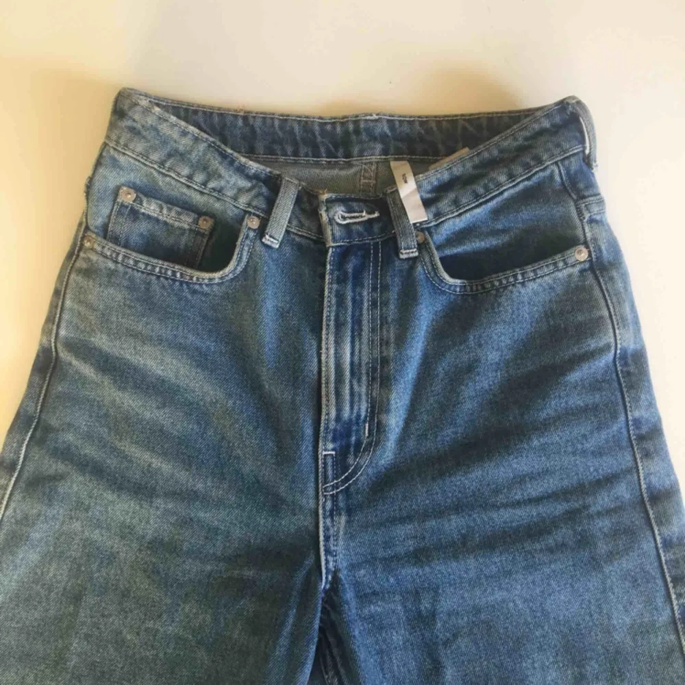 Blåa Row jeans från Weekday! Bra skick, inga hål eller slitningar. Pris kan diskuteras🥰. Jeans & Byxor.