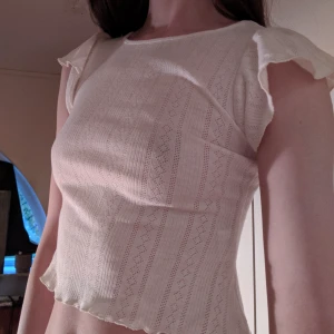  - Fint vitt linne med volangiga ärmar. Rätt cropped.  