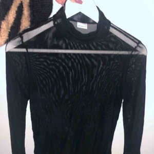  - Genomskinlig tröja.Aldrig använd! Frakt tillkommer!