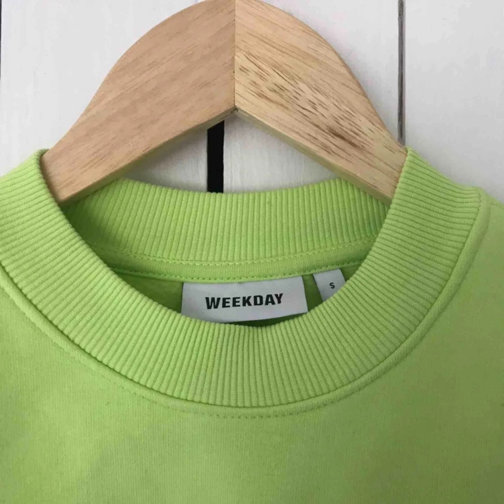 Neongrön sweatshirt från Weekday. Aldrig använd. Boxig modell med tajt hals. Köparen står för frakt eller möts i Gbg✨. Tröjor & Koftor.
