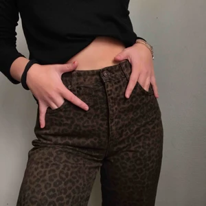  - Jeans från urban outfitters med leopard print, när jag köpte de var de lite gröna i nyansen så jag har färgat dom bruna med textilfärg i tvätt. Frakt tillkommer 50 kronor.