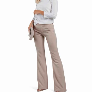  - Sjukt snygga kostymbyxor i bootcut modell! Perfekt nudefärg! Tyvärr passar de inte! Använd endast en gång! Frakt ingår! 