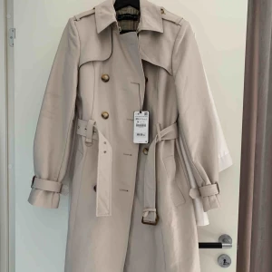  - Helt oanvänd vattentät trenchcoat från ZARA. Lappen sitter kvar. Ordinariepris 999:-. 