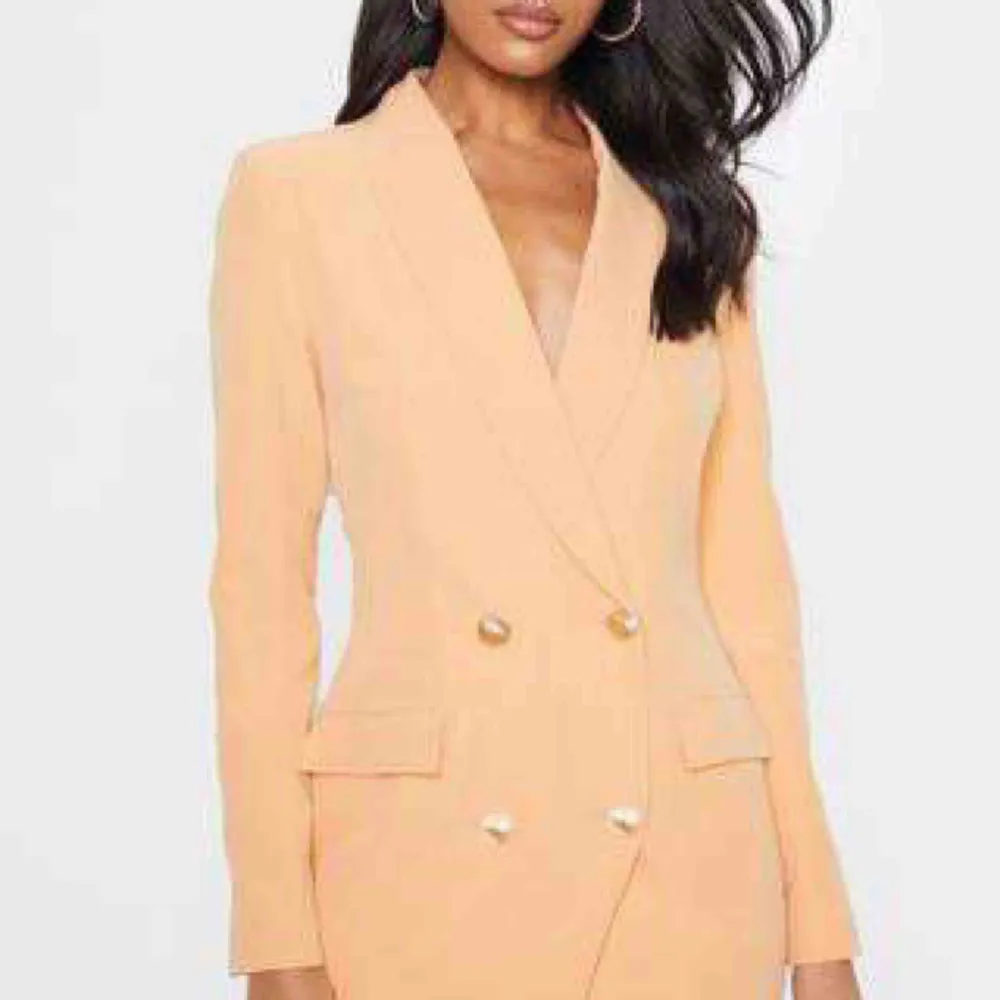 Blazer dress från Prettylittlething Prislapp finns kvar Bra skick Storlek 38 Frakt: 79kr. Klänningar.