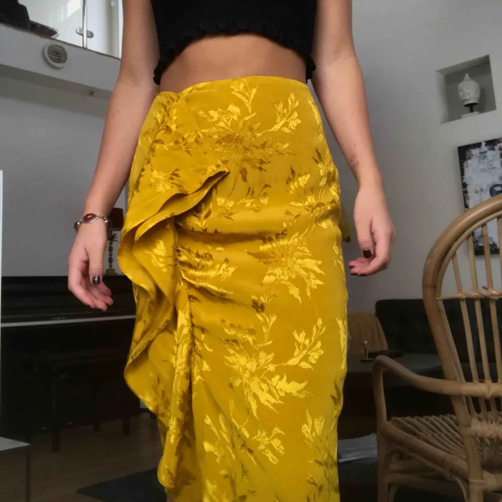 Säljer min skit snygga gula/guldiga kjol ifrån Zara. Använd bara några gånger så den är i fint skick. . Kjolar.