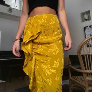 Säljer min skit snygga gula/guldiga kjol ifrån Zara. Använd bara några gånger så den är i fint skick. 