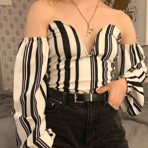  - Fin body med ballongärmar, använd fåtal gånger💗 En söm som bara syns på väldigt nära håll, frakten kostar 36 kr!