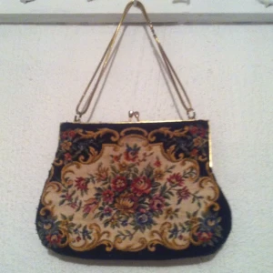 Fin handväska. Bandet skulle kunna bytas ut och göras om till en axelbandsväsk - Fin handväska. Bandet skulle kunna bytas ut och göras om till en axelbandsväsk