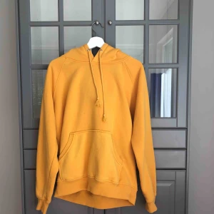  - Säljer min fina gula hoodie som jag har haft i ca 1 år. Köpte den för 399kr i storlek L eftersom jag ville ha den lite oversized. Väldigt skön och mysig! 