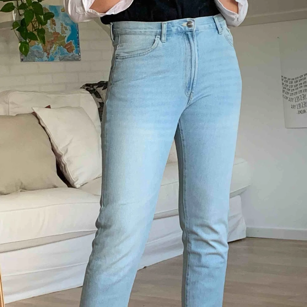 Ljusa jeans, passar mig som har W29. Finns att hämta i Åkersberga eller frakt 60kr. Jeans & Byxor.