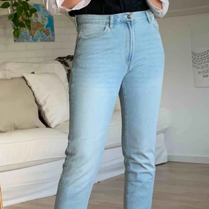  - Ljusa jeans, passar mig som har W29. Finns att hämta i Åkersberga eller frakt 60kr