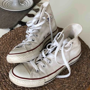  - Vita converse i bra skick, se sula. Kan tvättas innan frakt om så önskas!