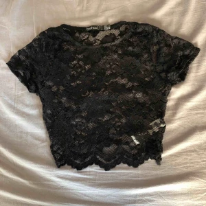  - Spets top från boohoo. Aldrig använd, säljer för 20kr, köparen står för frakt. 