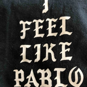  - En ”I feel like Pablo” t-shirt. Den är inte äkta, lapp bild två. Men rolig ändå! 