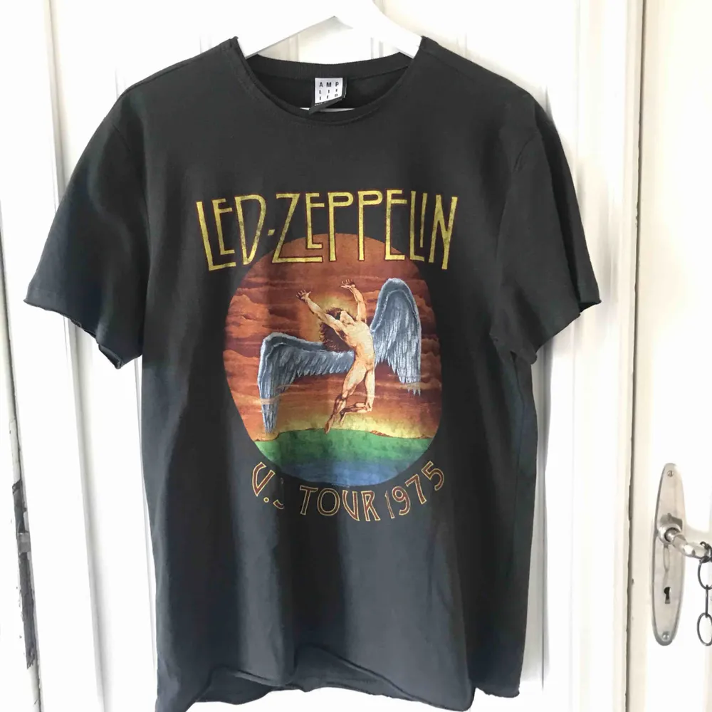 Säljer denna balla Led Zeppelin band t-shirt. Endast använd en gång, säljer pga kommer tyvärr inte till användning längre... Köparen står för frakten 🎸. T-shirts.