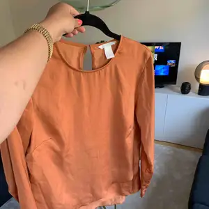 Rostfärgad tröja från HM i mycket bra skick. Tyget är också lite glansigt! Har tyvärr inte kommit till användning för mig och därför säljer jag den vidare!