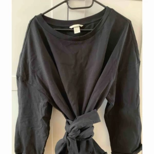  - Oversized tröja från hm  Knyt del i midjan för att markera. 