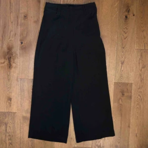  - Storlek 34. Lätta och sköna fladderbyxor från h&m. Har höllsor för skärp 