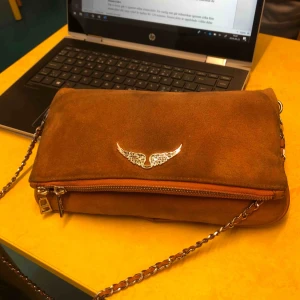  - Min älskade Zadig som jag bara haft i drygt 1 år men som blivit sjukt missfärgad 😩 kostar egentligen 3200 men har ju inte alls ett nyskick, Den ser dock bättre ut i verkligheten än på bild!!